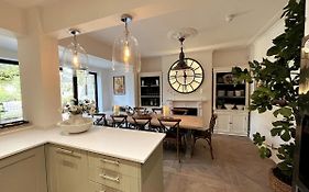 Stunning Town House In City Centre- Free Parking!